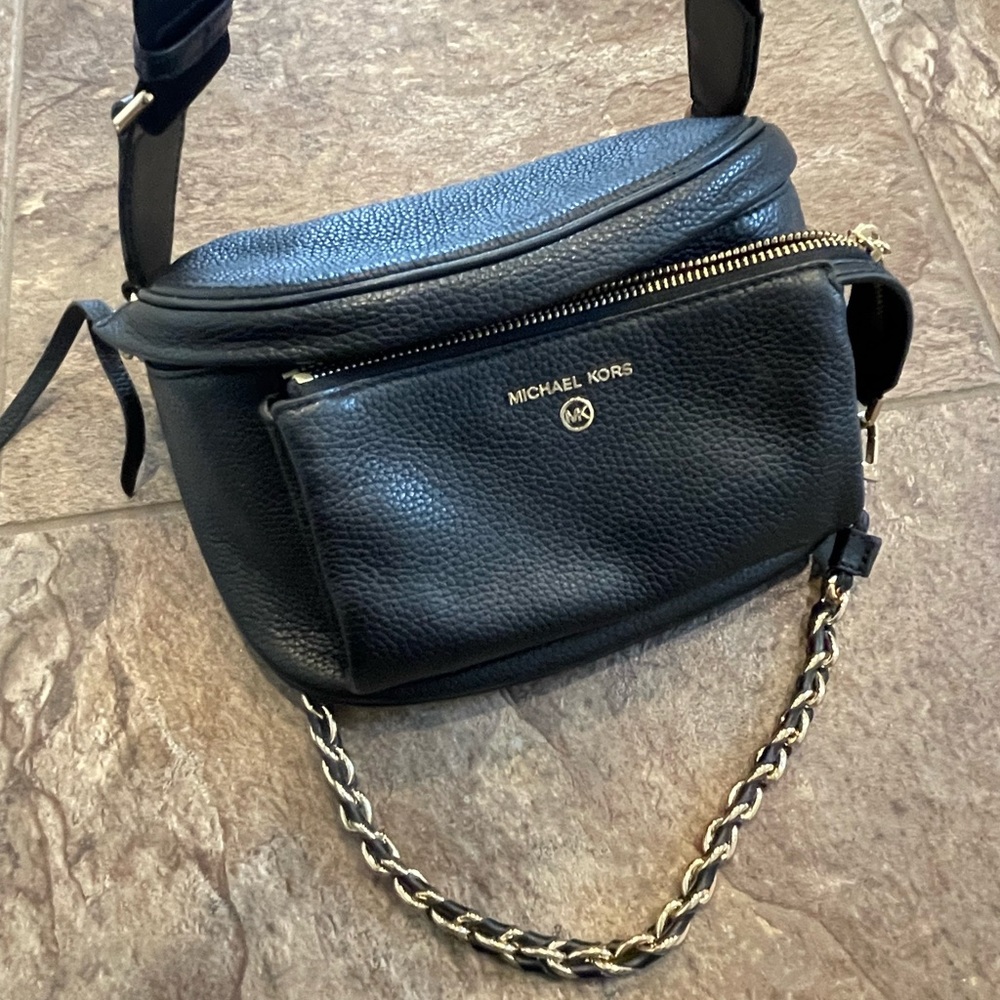 Michael kors crossbody bag HOT buy !!